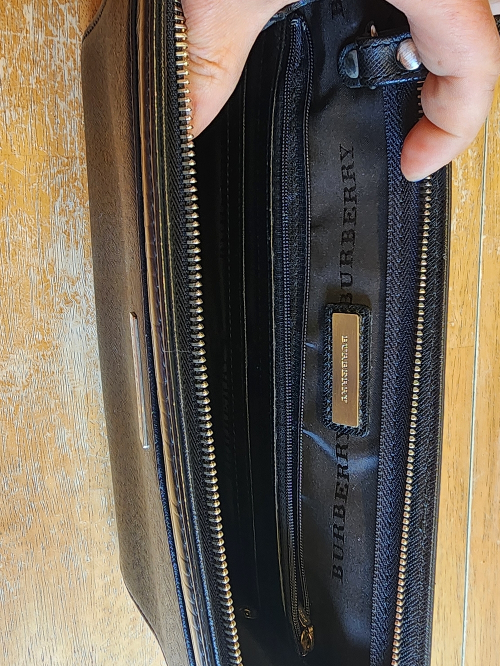 Burberry black leather clutch bag with a wrist strap - Picture 12 of 16